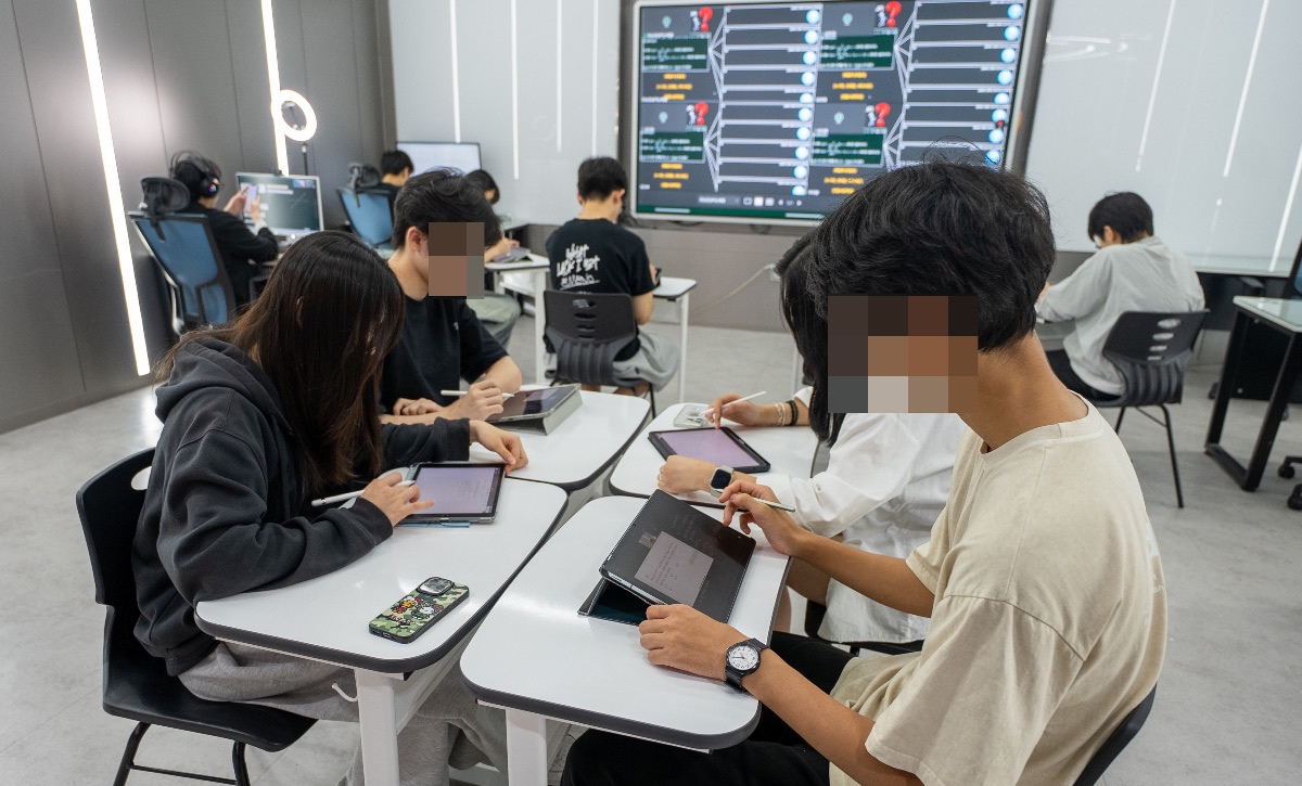 정율사관학원에서 공부하는 학생들