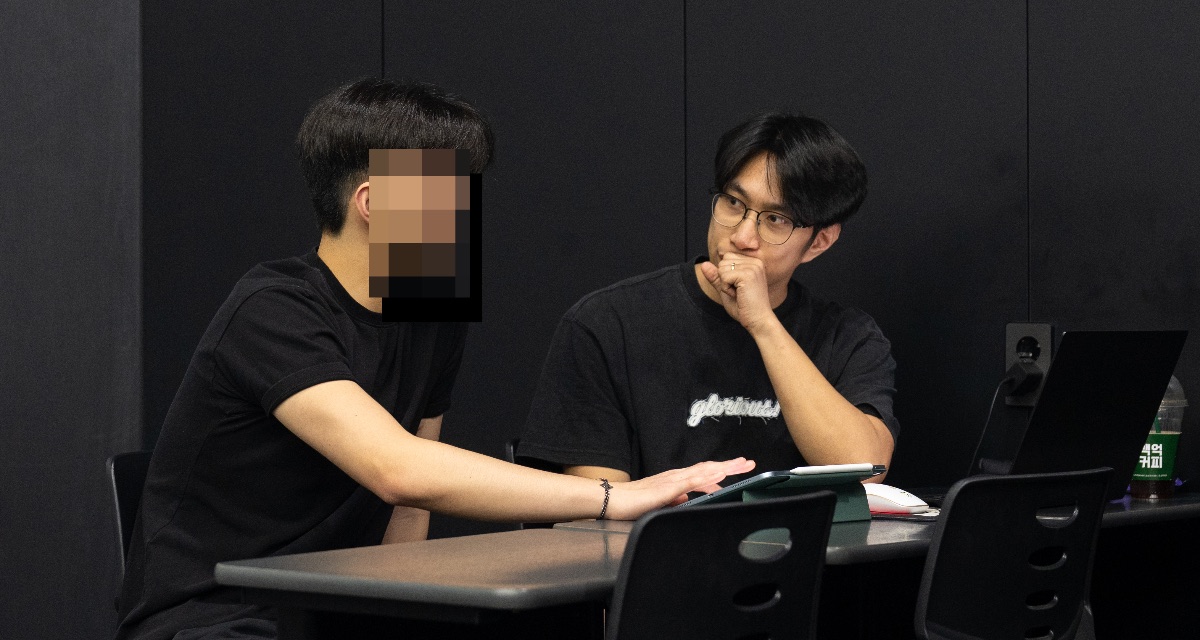 개별 맞춤 상담과 피드백을 받고 있는 모습