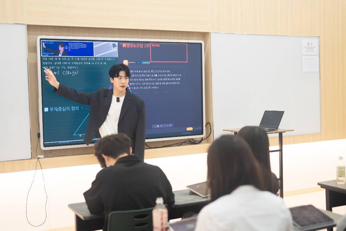 인하대 수리논술 강의를 하고 있는 조우제 강사