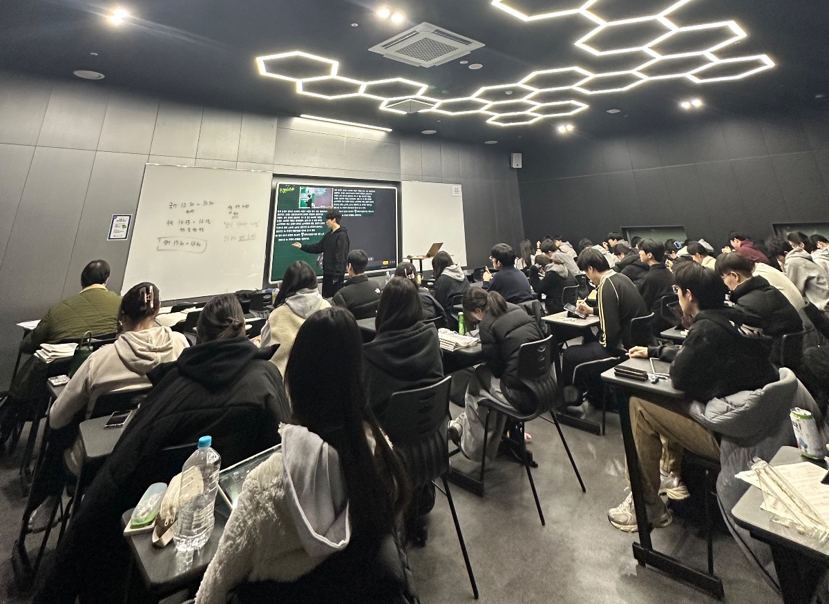 부천 정율사관학원에서 인하대 수리논술 강의를 듣고 있는 학생들
