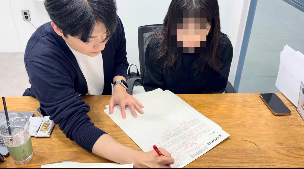 수리논술과 관련해 개별첨삭을 받고 있는 학생