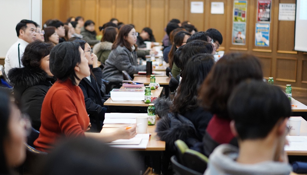 정율사관학원에서 진행항 부천 지역 고입대입 설명회 모습