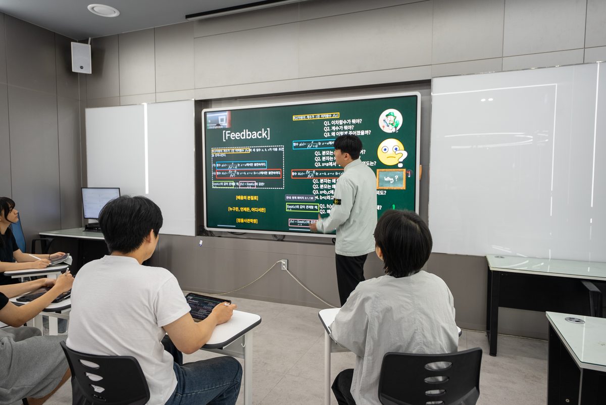 사진2 : 고등부 입시 전문학원인 부천 정율사관학원의 실제 수업 장면