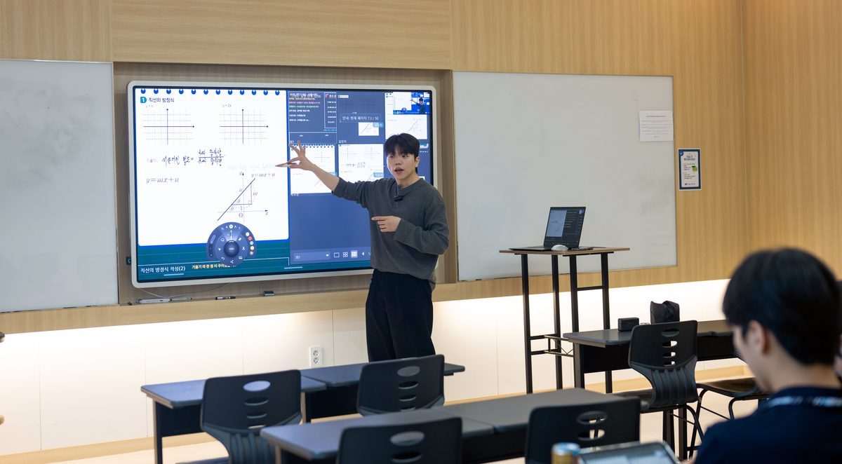 사진8 : 디지털 기반으로 수업을 진행하는 부천 정율사관학원 모습