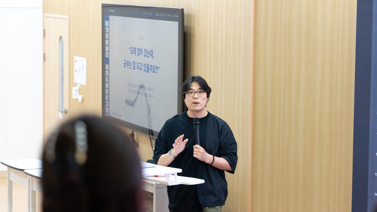 사진9 : 윈터스쿨 설명회를 진행하고 있는 부천 정율사관학원 곽정율 대표