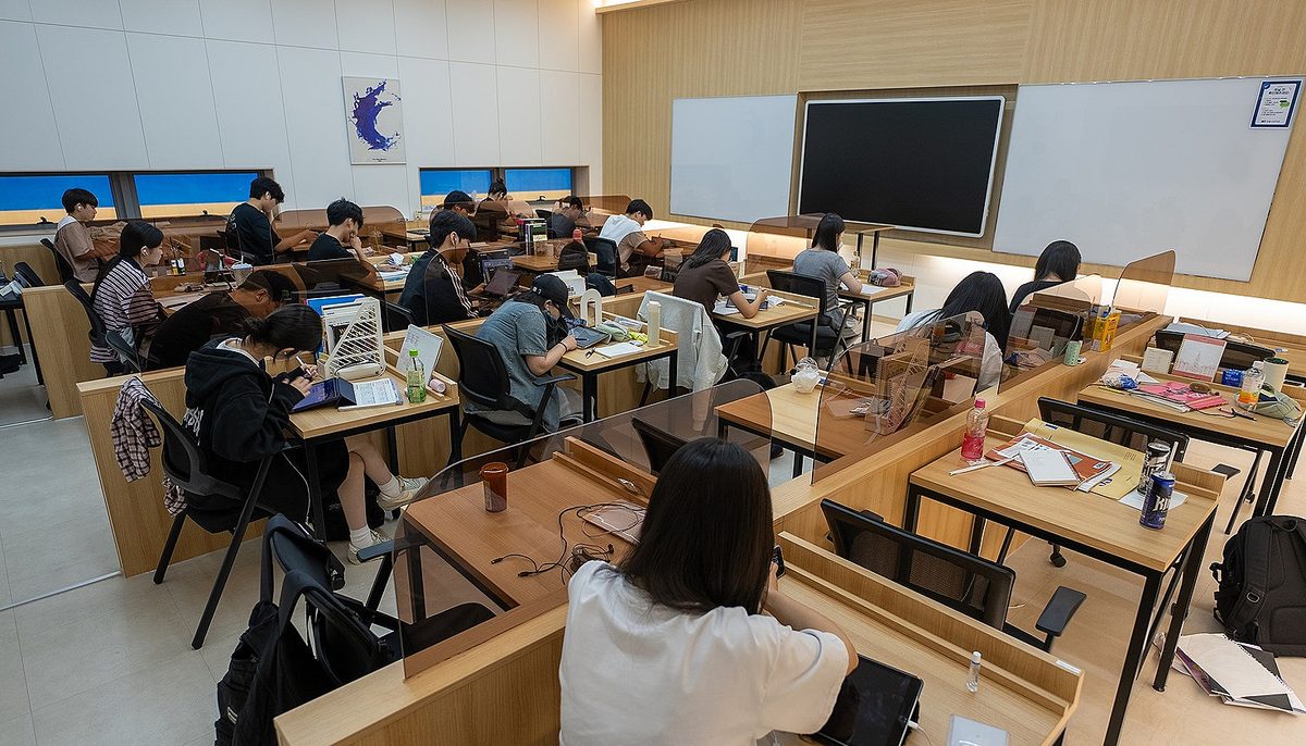 사진10 : 부천 정율사관학원 독서실 모습. 윈터스쿨에 참여하게 되면 정율 독서실에 개별 좌석이 생깁니다.