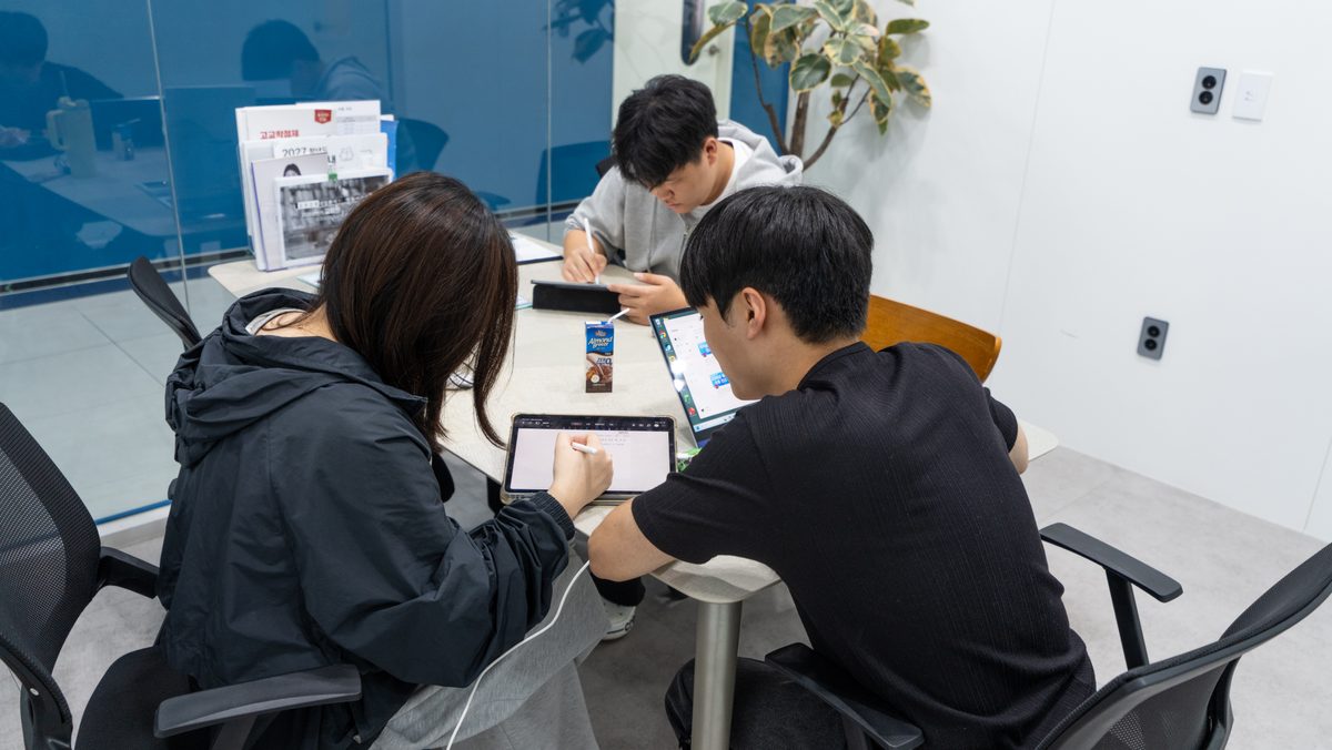 사진17 : 정율사관학원 원생들이 튜터링하는 모습